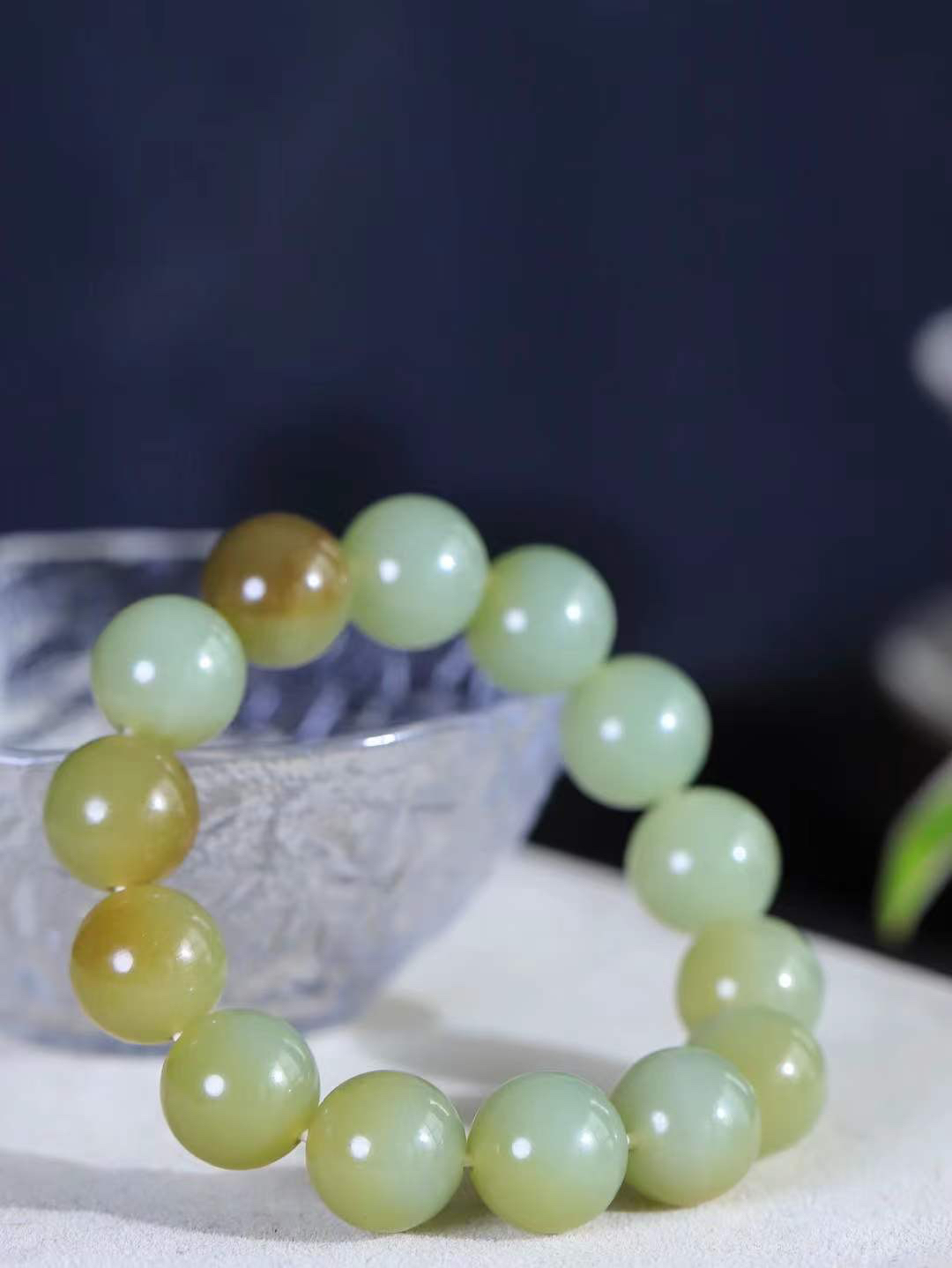 【珠圆玉润.手串】

精品和田玉糖青白玉珠圆玉润手串 玉质温润细腻  整串打磨圆润，佩戴舒适。珠珠落玉盘，间关莺语花底滑，一生美好时光，无论身在何处，都有它相伴相守。事事顺遂，幸福美满，吉祥如意。重60.3克 尺寸取一14mm FDL-16302300