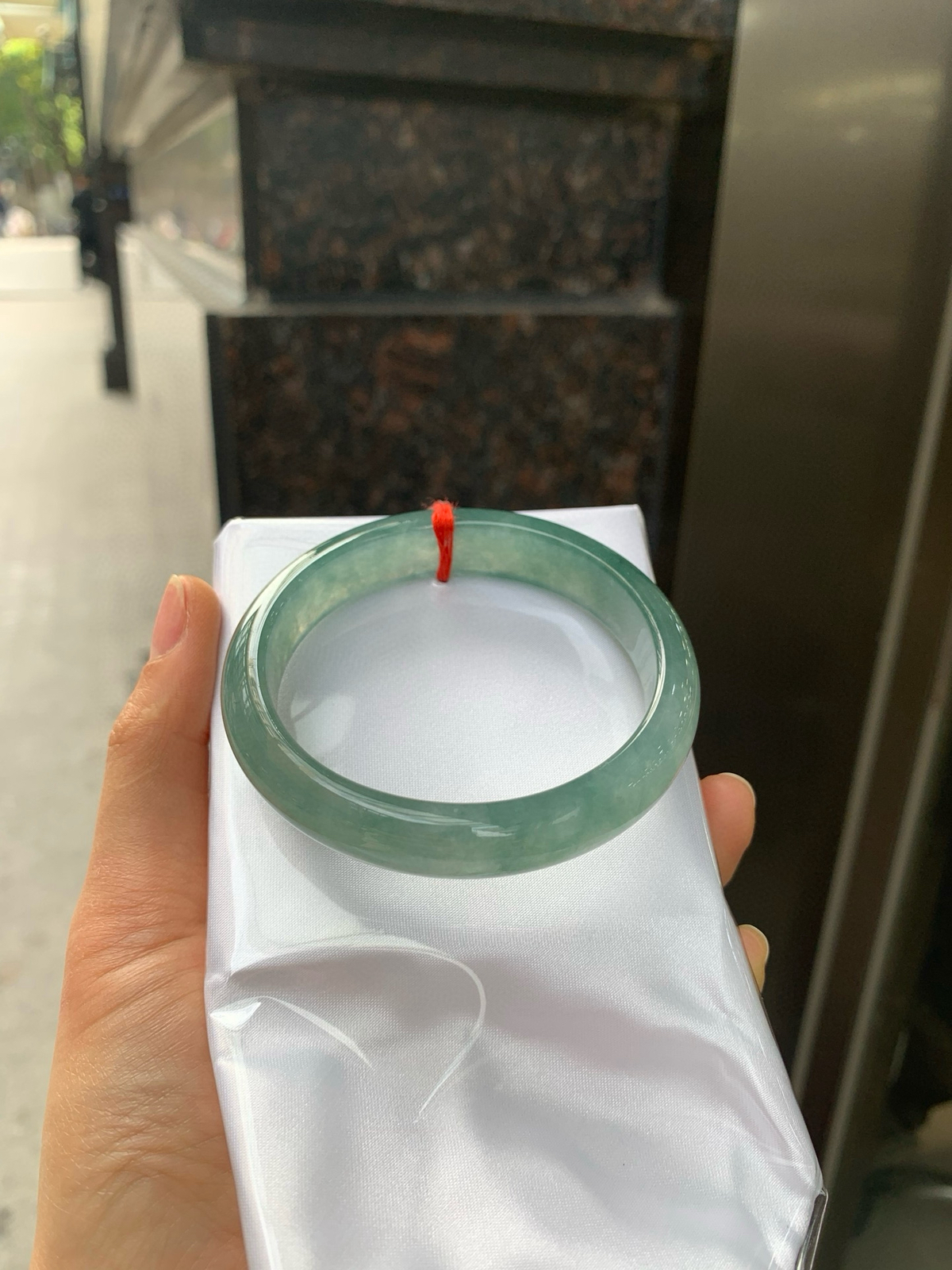 冰油绿贵妃，无纹裂
56.5+49.5-13.2-7.2
底妆冰透细腻，满圈油绿底，色泽浓郁得像茂密的森林，神秘又不失贵气，韵味悠长，上手彰显古典之美