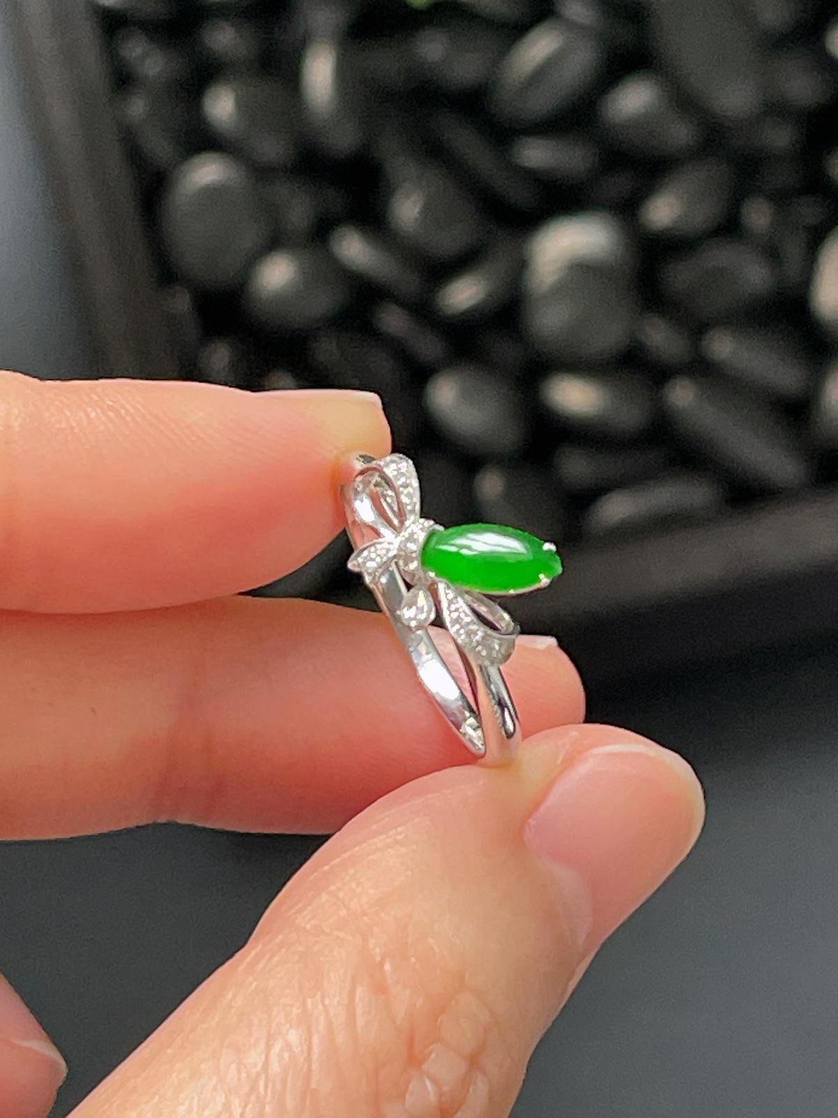 18k金翡翠绿色戒指