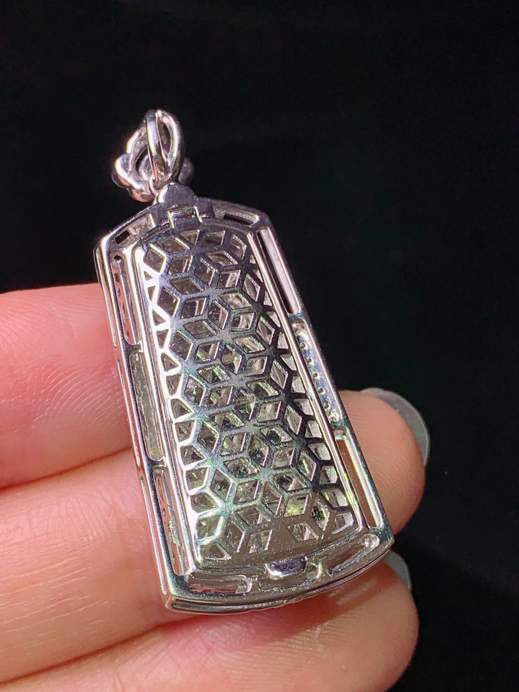 18k金钻镶嵌翠绿无事牌吊坠 玉质细腻 色泽艳丽清新 水润亮眼 整体尺寸39.2*17.5*7.3g1