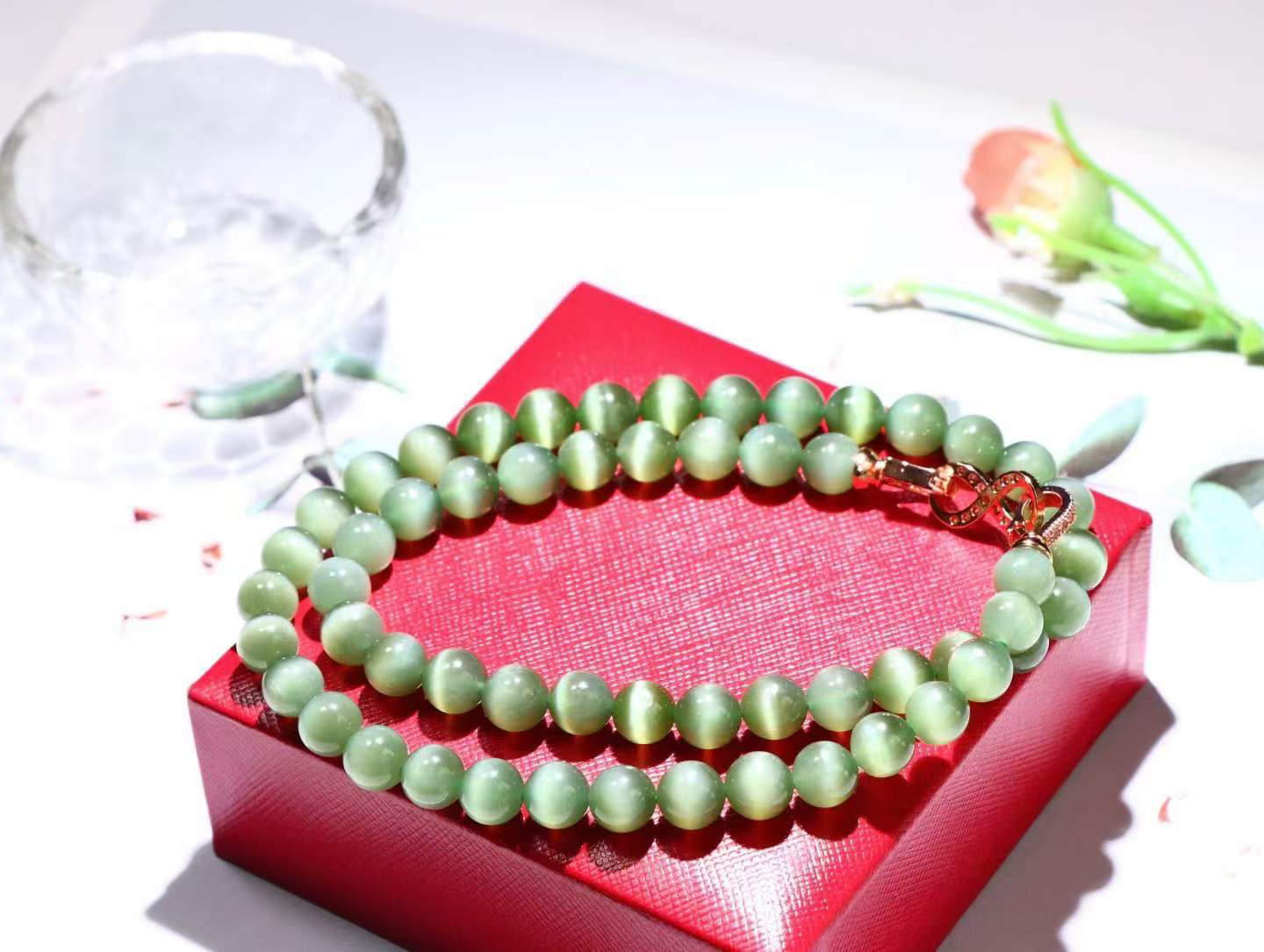 【珠圆玉润】

精品和田玉碧玉猫眼项链 玉质温润细腻  眼线灵动，整串打磨圆润，佩戴舒适。珠珠落玉