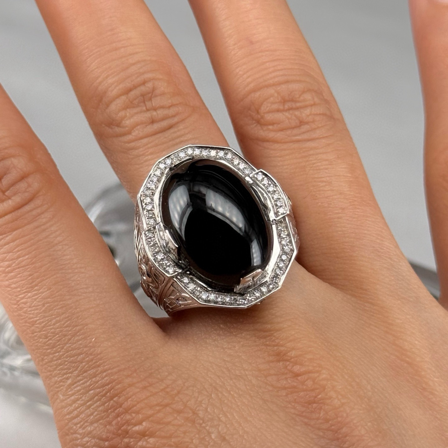 精品18k墨翠蛋面男戒 种好色正 黑度极好 打灯通透 油性十足 重金豪镶 尺寸20.7