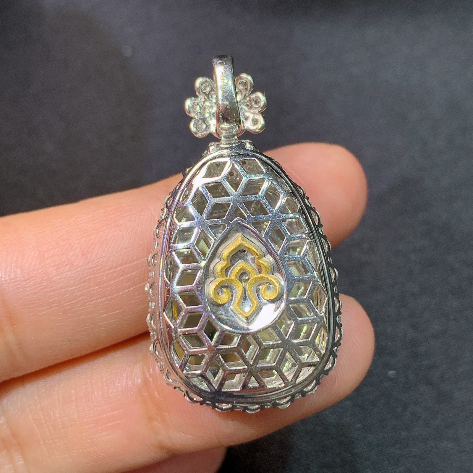 冰阳绿如意吊坠，18k金镶嵌，冰润色阳，玉质细腻，种水足，Dgj 尺寸35.3*19.1*9