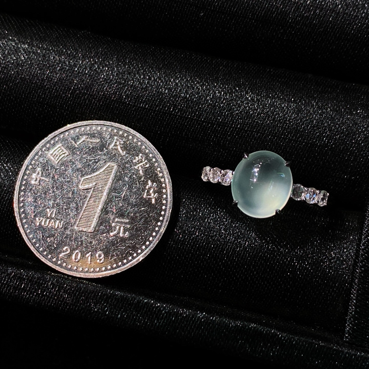 高冰蛋面戒指 
种质细腻，种水超赞
18k金镶嵌，低调又精致，实物更美～