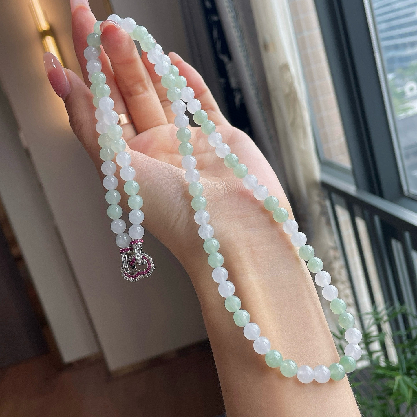 冰晴珠链 
尺寸：6.8/94颗