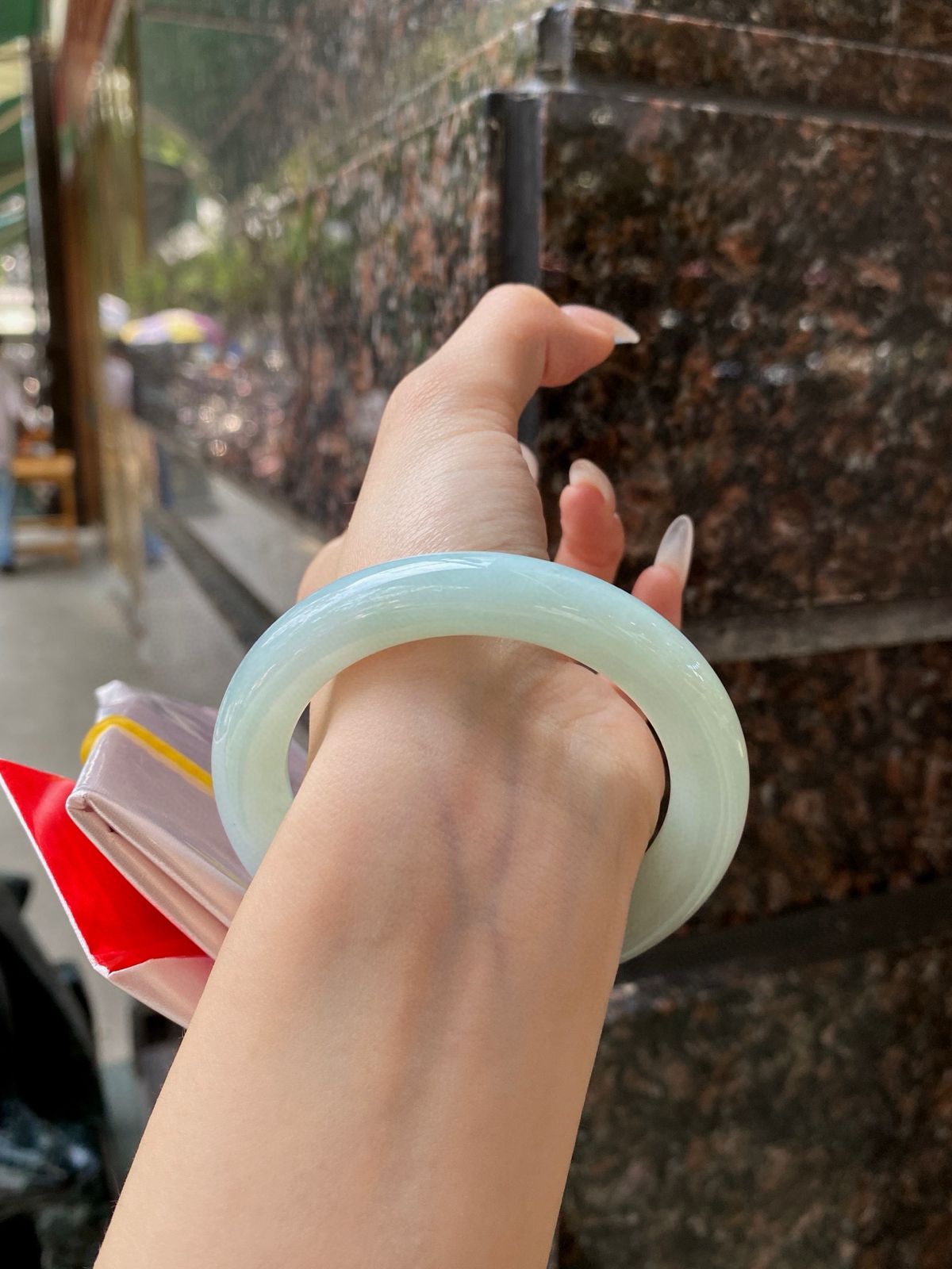 【果绿圆条手镯】
尺寸：55.2-10.8-10.8
自然光无滤镜，原图直出