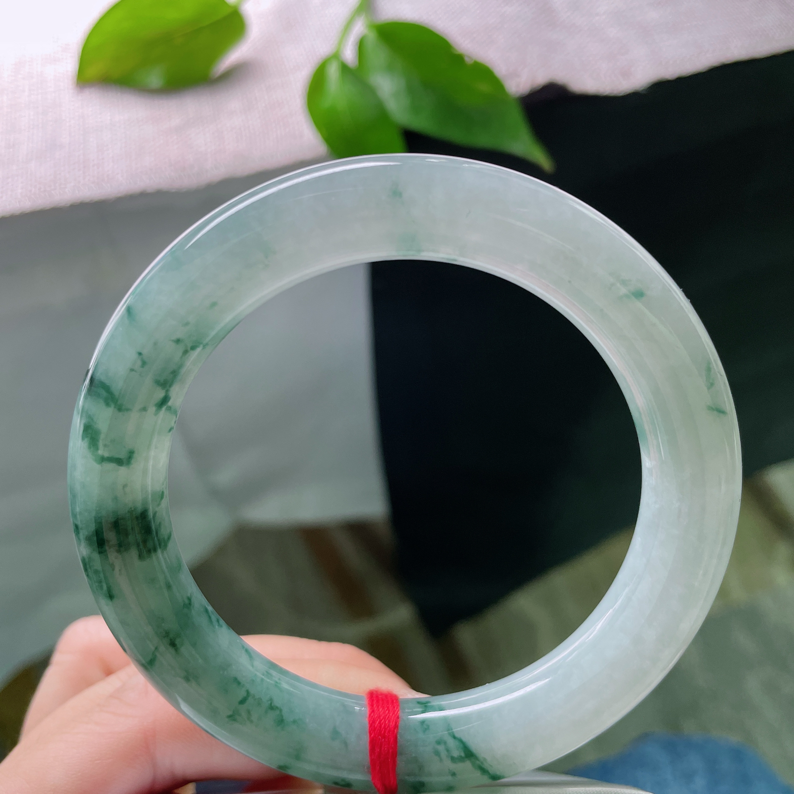 60/12.2，飘花圆条，大圈口，天然孤品，无两花色，戴出专属气质。珠圆玉润，晶体