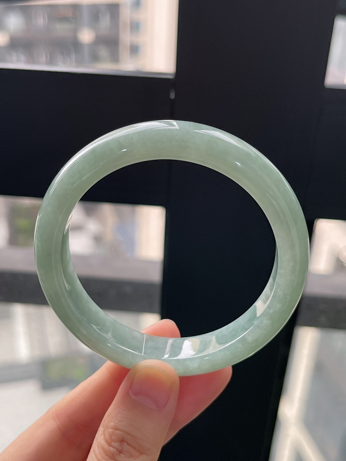 正圈56.3圈口，翡翠糯化种淡绿色手镯