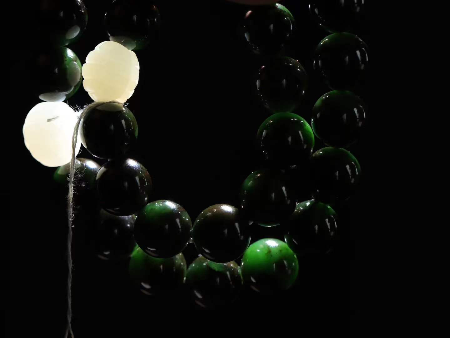 【珠圆玉润.手持】

精品和田玉碧玉珠圆玉润手持 玉质温润细腻  整串打磨圆润，佩戴舒适。珠珠落玉盘，间关莺语花底滑，一生美好时光，无论身在何处，都有它相伴相守。事事顺遂，幸福美满，吉祥如意。重95克 尺寸取一12mm  FDT-36302623