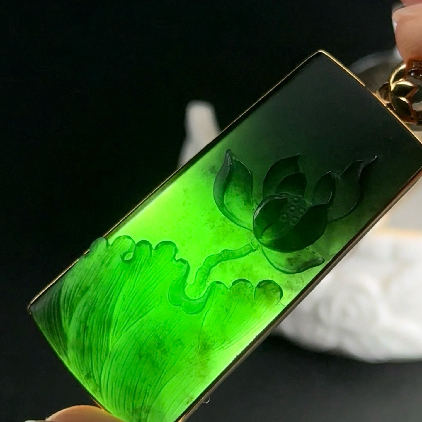 精品18k墨翠莲花牌 种好色正 黑度极好 打灯通透 油性十足  尺寸54.3