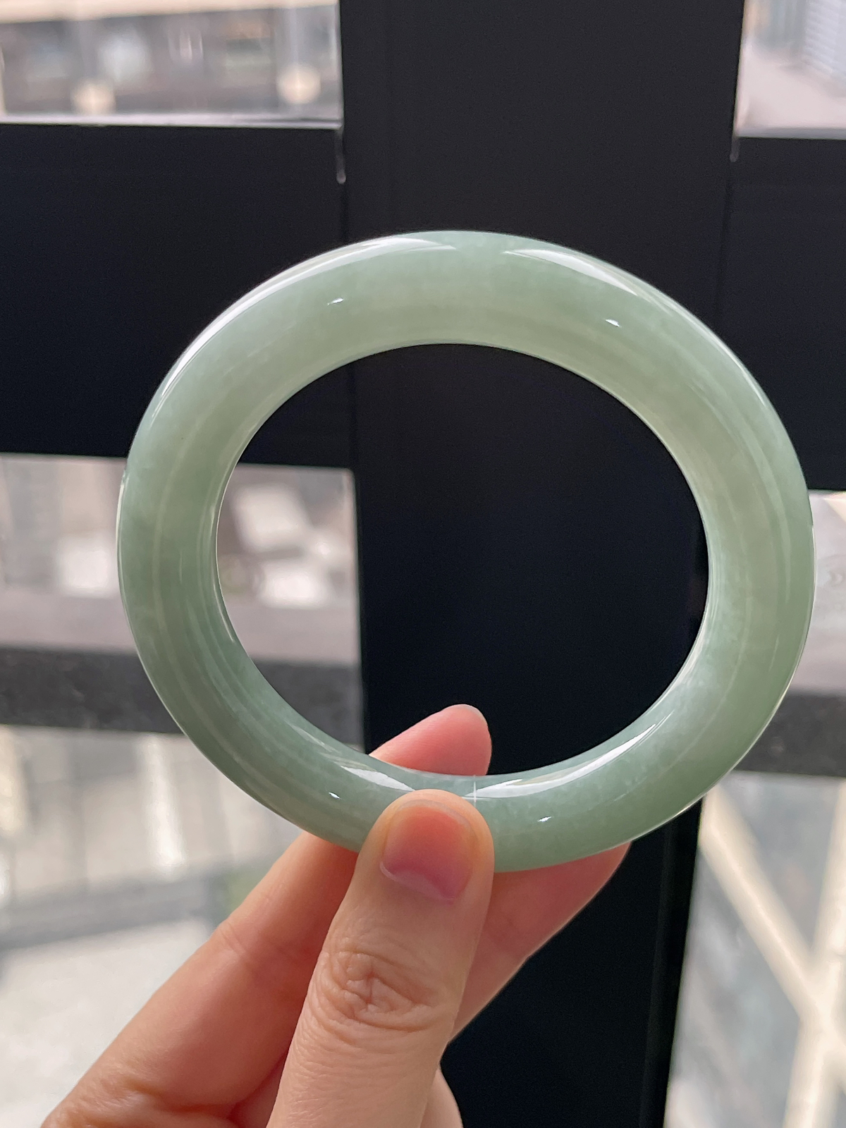 圆镯57.6圈口，翡翠糯化种淡绿色手镯