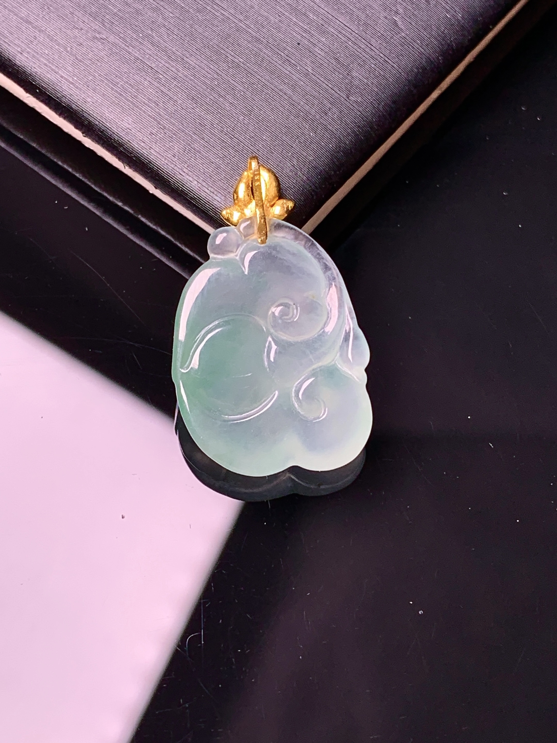 18k金镶嵌冰种飘绿如意吊坠 玉质细腻 色泽艳丽清新 水润亮眼 整体尺寸24.6*15*4.5j2