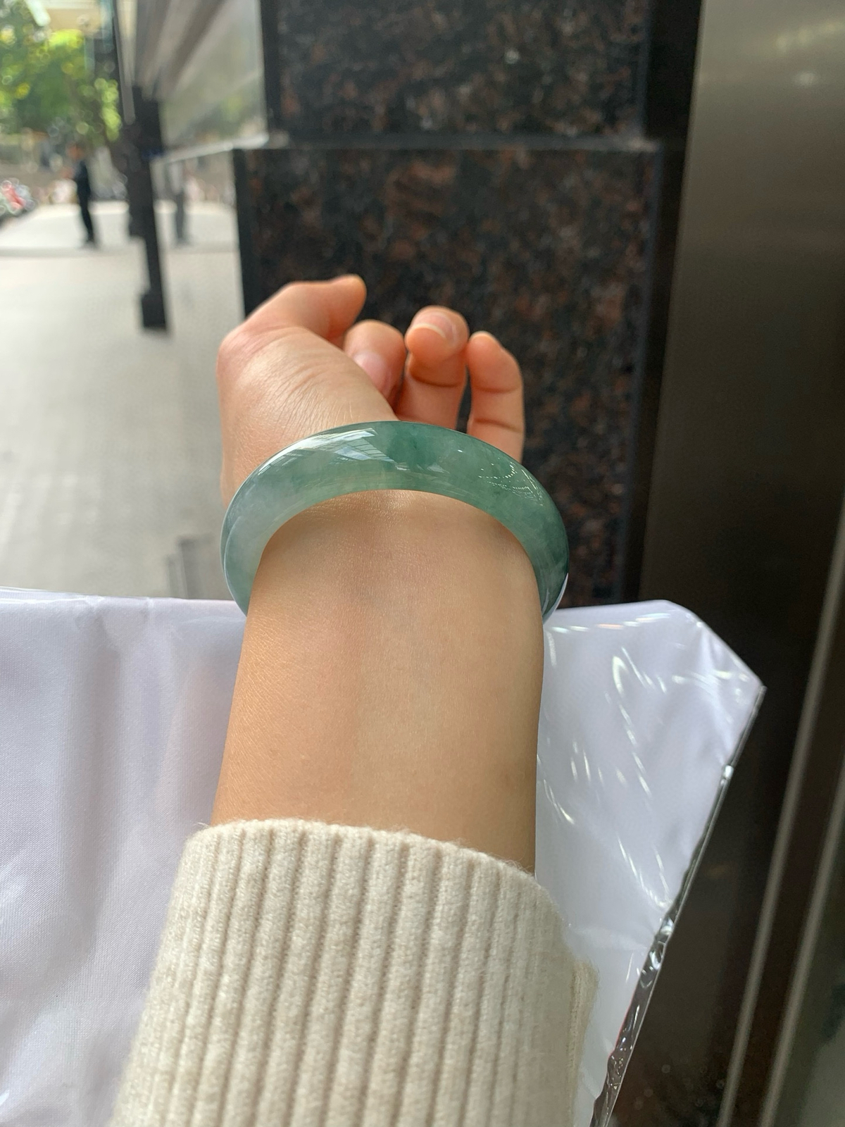 冰油绿贵妃，无纹裂
56.5+49.5-13.2-7.2
底妆冰透细腻，满圈油绿底，色泽浓郁得像茂密的森林，神秘又不失贵气，韵味悠长，上手彰显古典之美