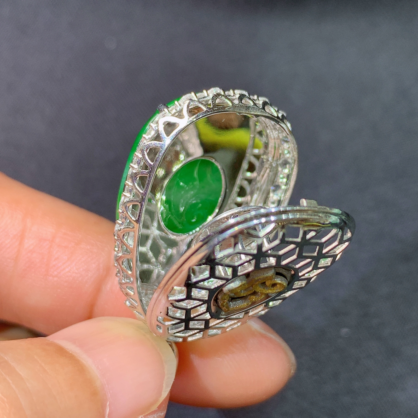 冰阳绿如意吊坠，18k金镶嵌，冰润色阳，玉质细腻，种水足，Dgj 尺寸35.3*19.1*9