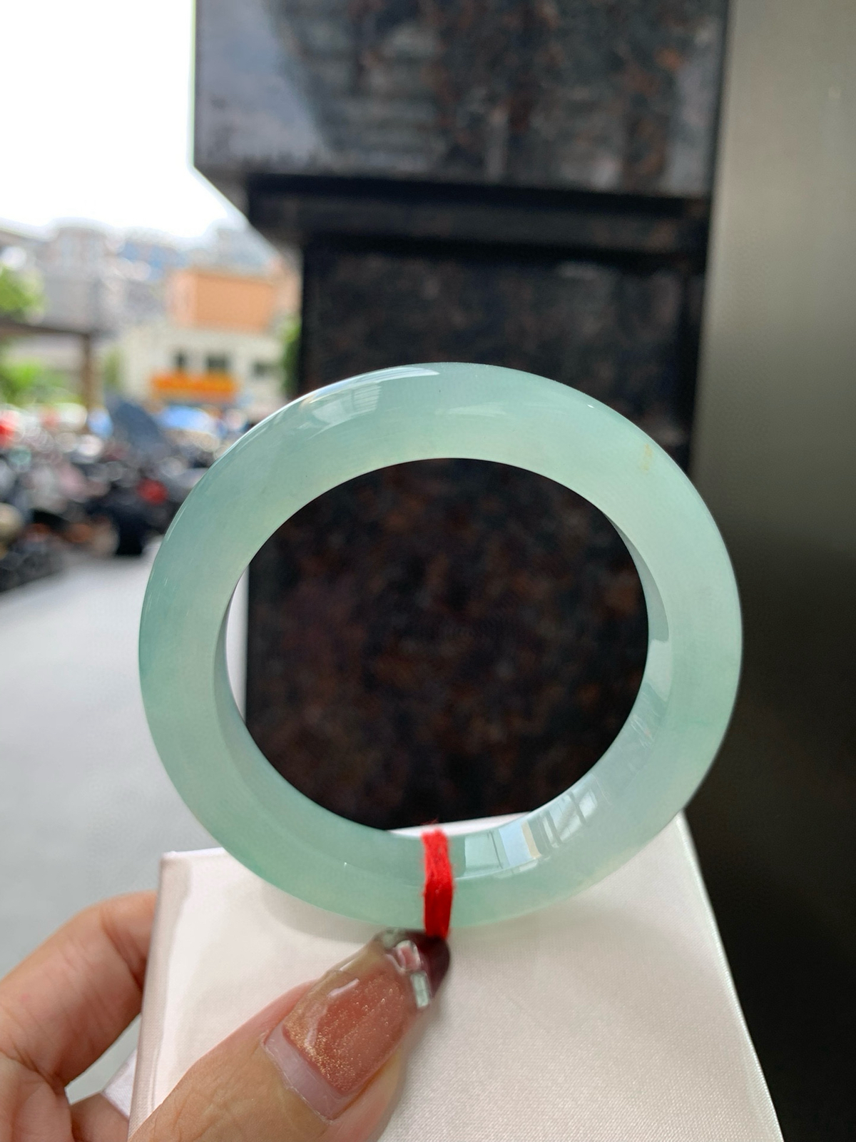 冰晴绿正圈
54.8-9.3-11.8
底妆水润细腻，满圈淡雅晴绿，像初春嫩芽落入清泉，均匀柔和，抬