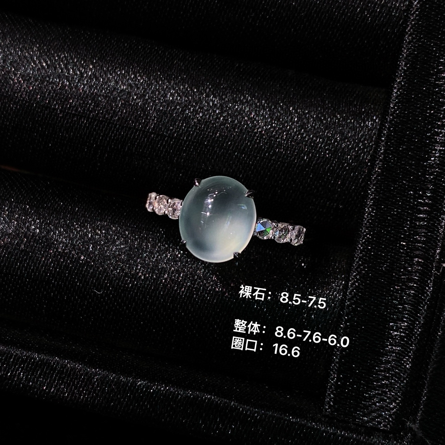高冰蛋面戒指 
种质细腻，种水超赞
18k金镶嵌，低调又精致，实物更美～