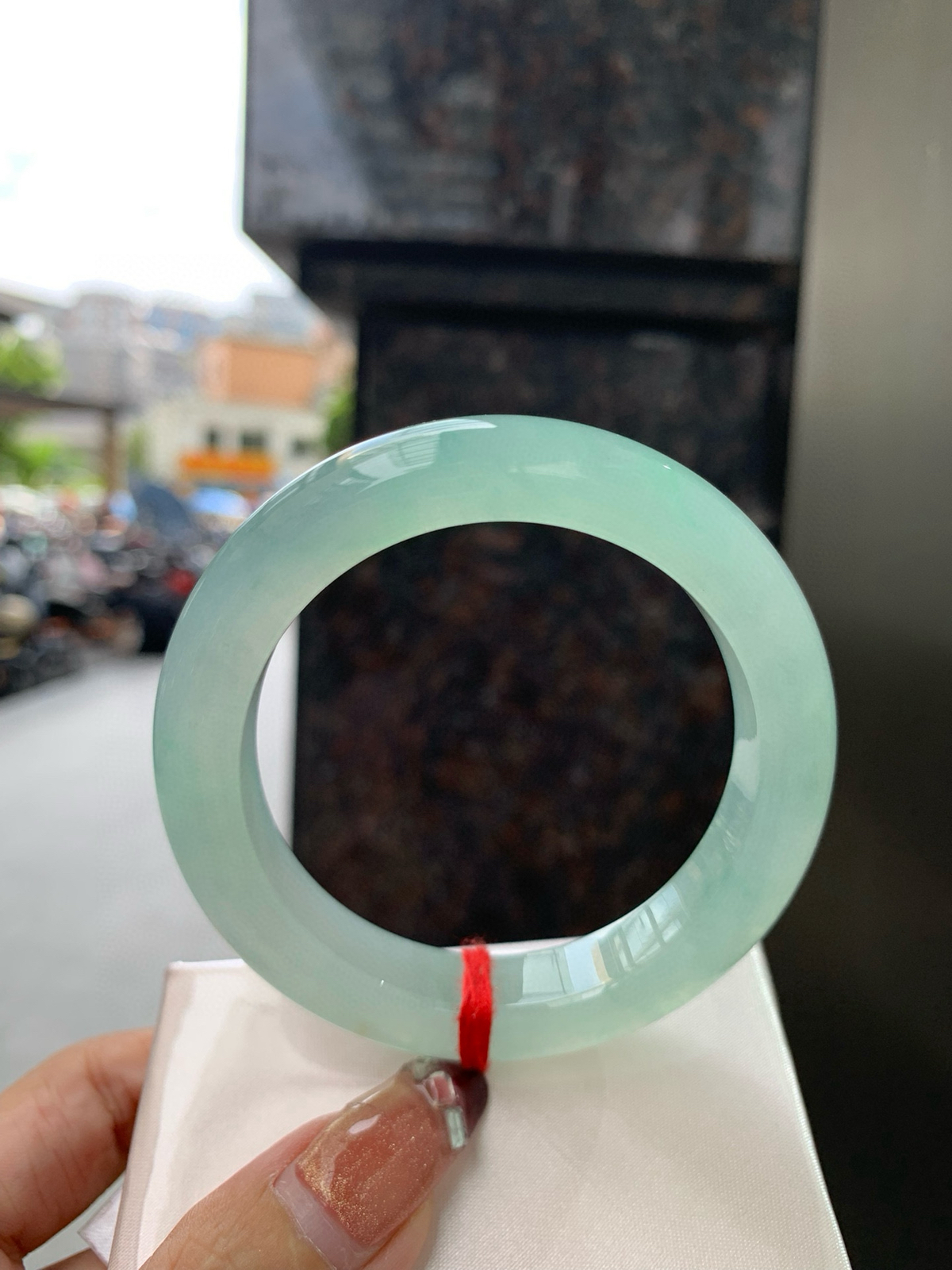 冰晴绿正圈
54.8-9.3-11.8
底妆水润细腻，满圈淡雅晴绿，像初春嫩芽落入清泉，均匀柔和，抬