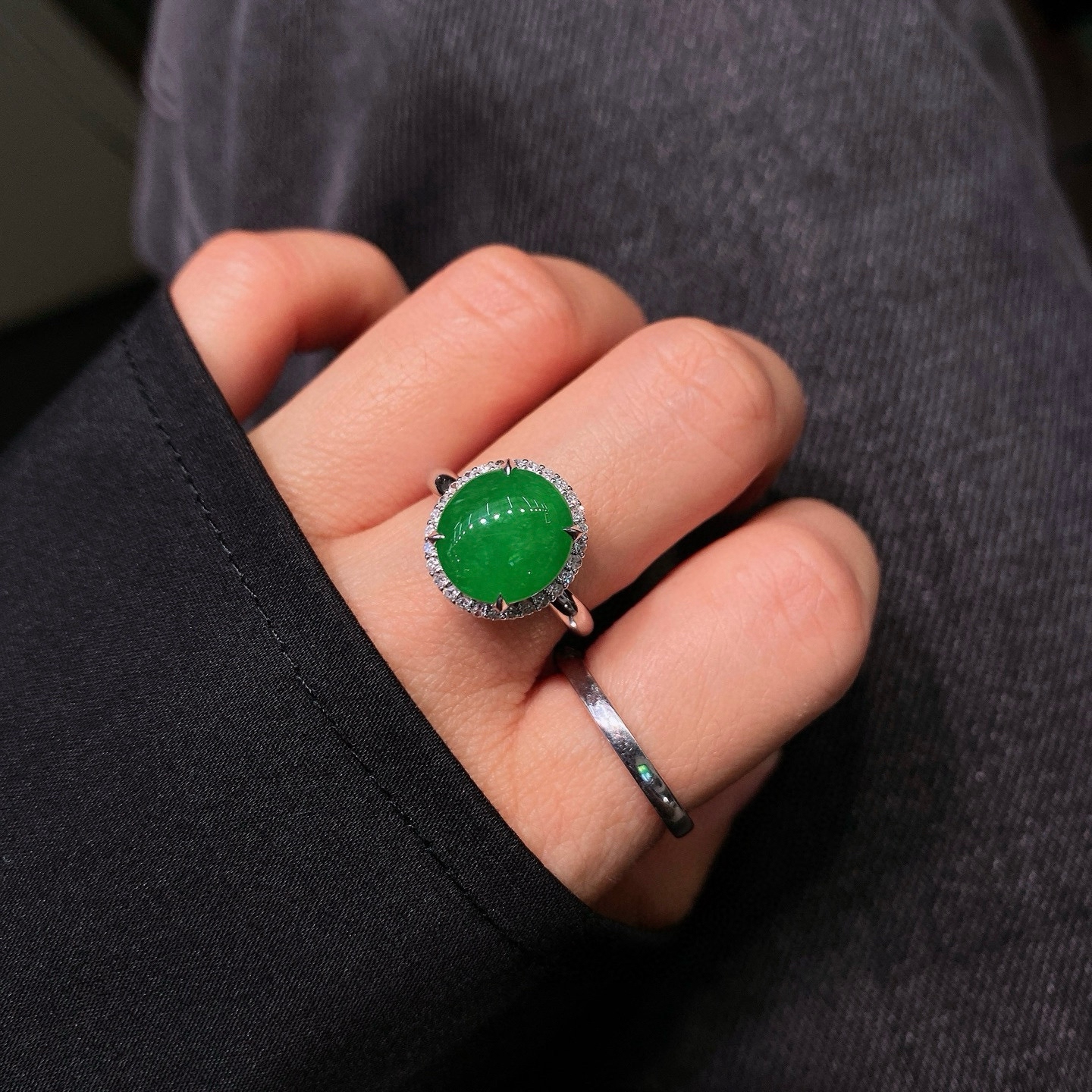 辣阳绿蛋面戒指 
色泽浓郁鲜亮，圆润饱满
18k金镶嵌，简镶真的很耐看
实物更美～