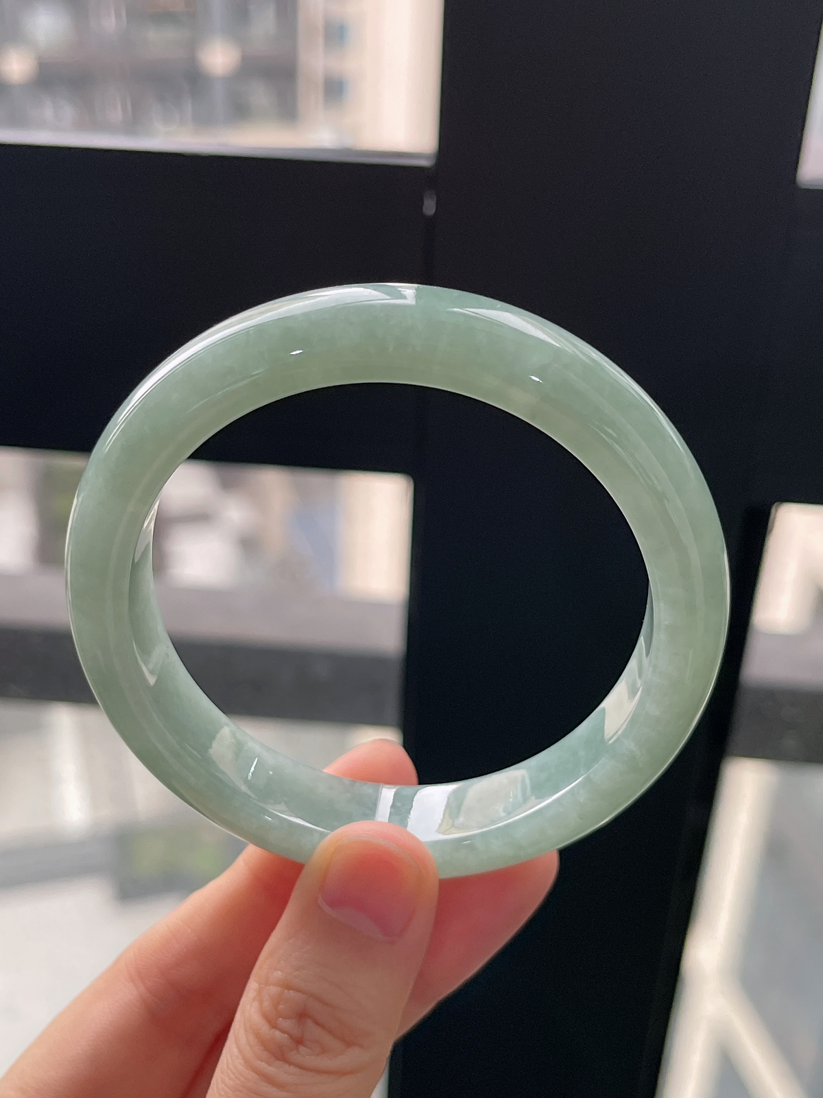 正圈56.3圈口，翡翠糯化种淡绿色手镯