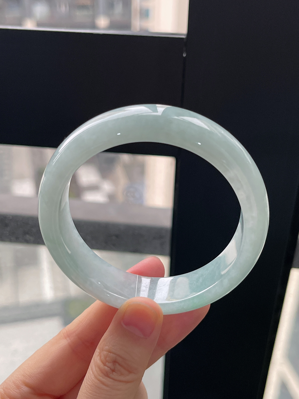 正圈57.9圈口，翡翠糯化种淡蓝绿色宽版手镯