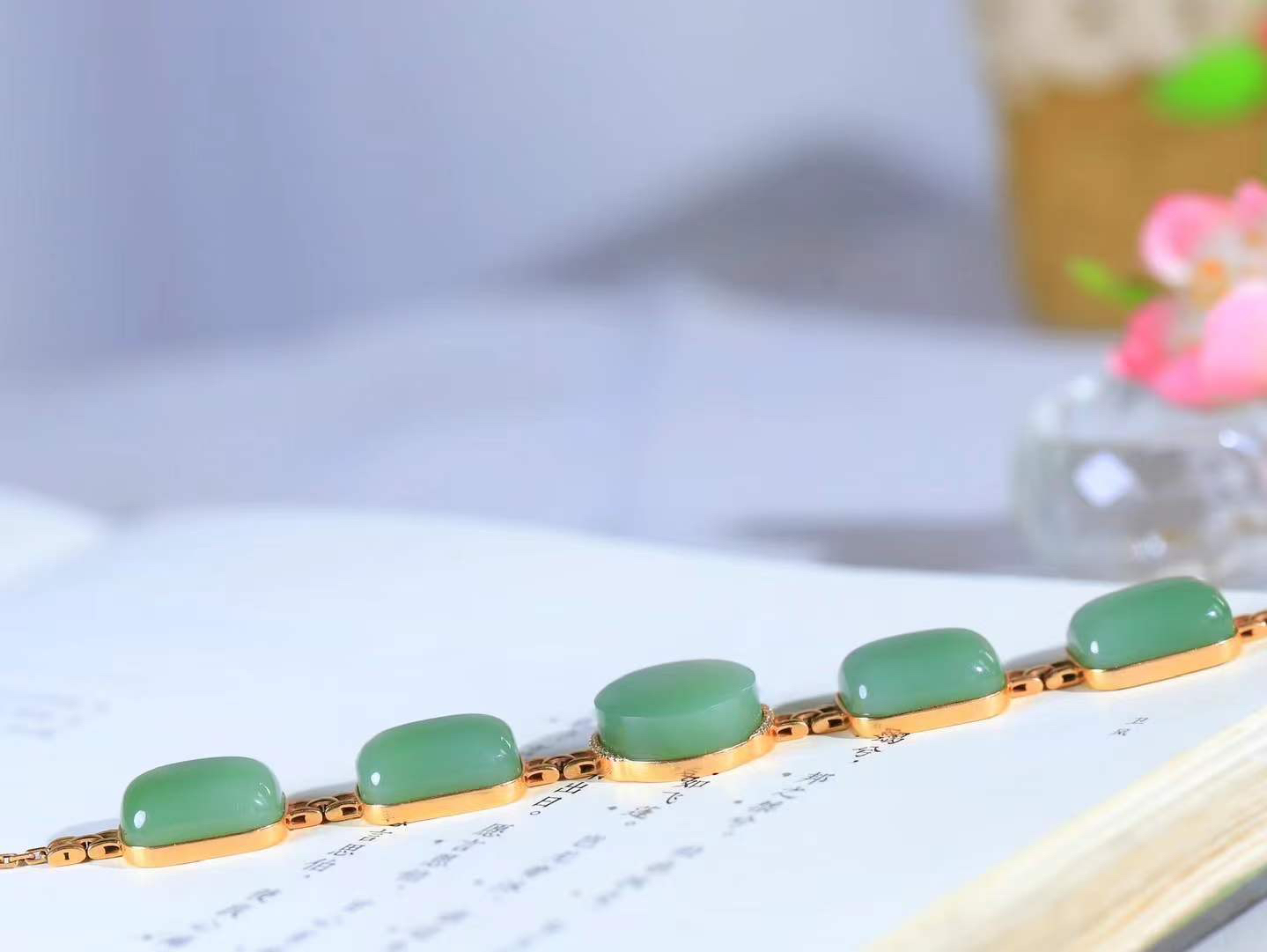 【金镶玉.手链】

收藏级臻品️18K金镶嵌和田玉碧玉手链，以珍稀之礼，寄永恒之愿  和田玉自古为“消灾之灵”，护佑身心康泰；18K金以精工錾刻，如丝绦缠绕，喻意将好运紧系腕间。无论是本命年祈福，亦或日常相伴，皆成随身守护。  重25.6克  尺寸取一16.5-12.5mm 23372633T