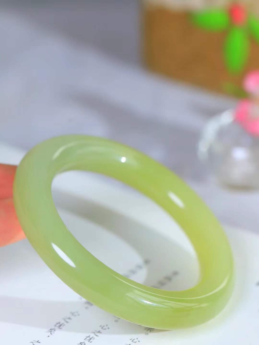 【玉佳人·手镯】

精品️和田玉黄口点墨圆条手镯 ，玉质细腻油润，做工细致精美，端庄素雅，亭亭玉立，芊芊素手。芊芊素手，怎能忘镯？秀美镯型，更显婀娜。内径59mm 尺寸12.5-12.2mm重82.5克69372380L