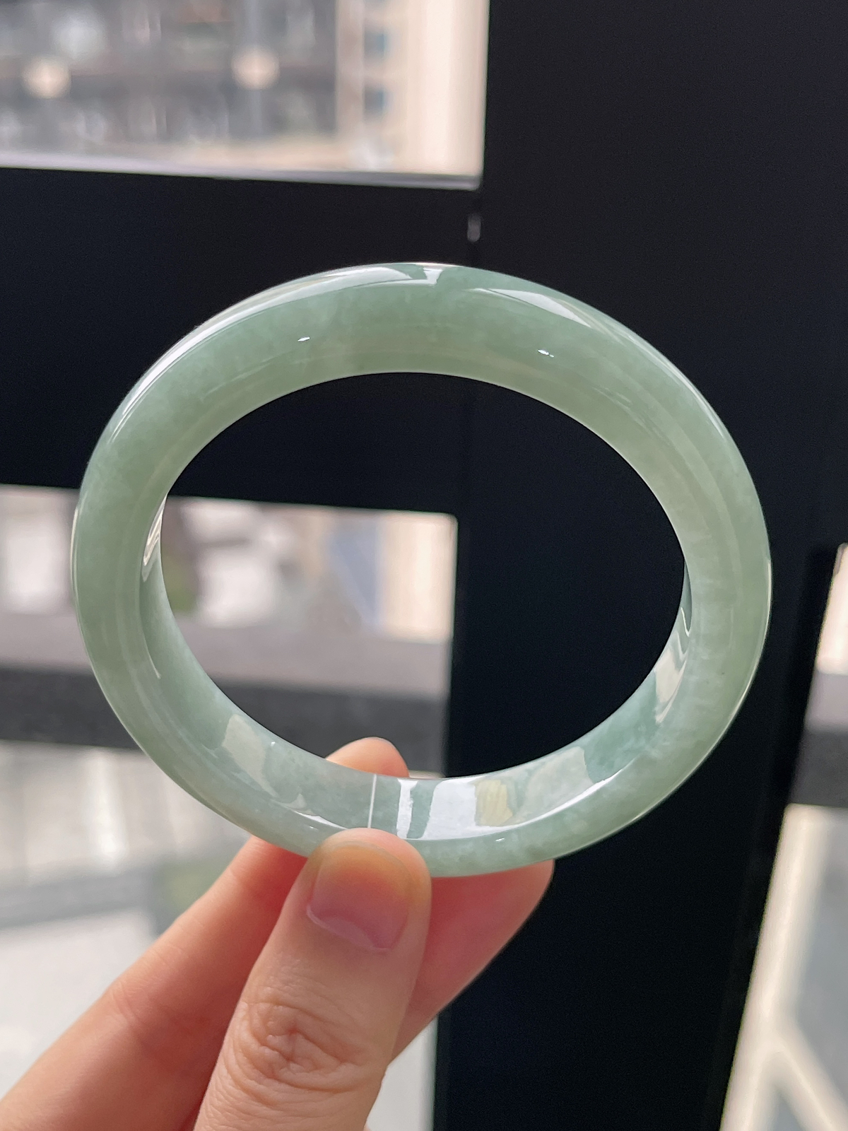 正圈56.3圈口，翡翠糯化种淡绿色手镯