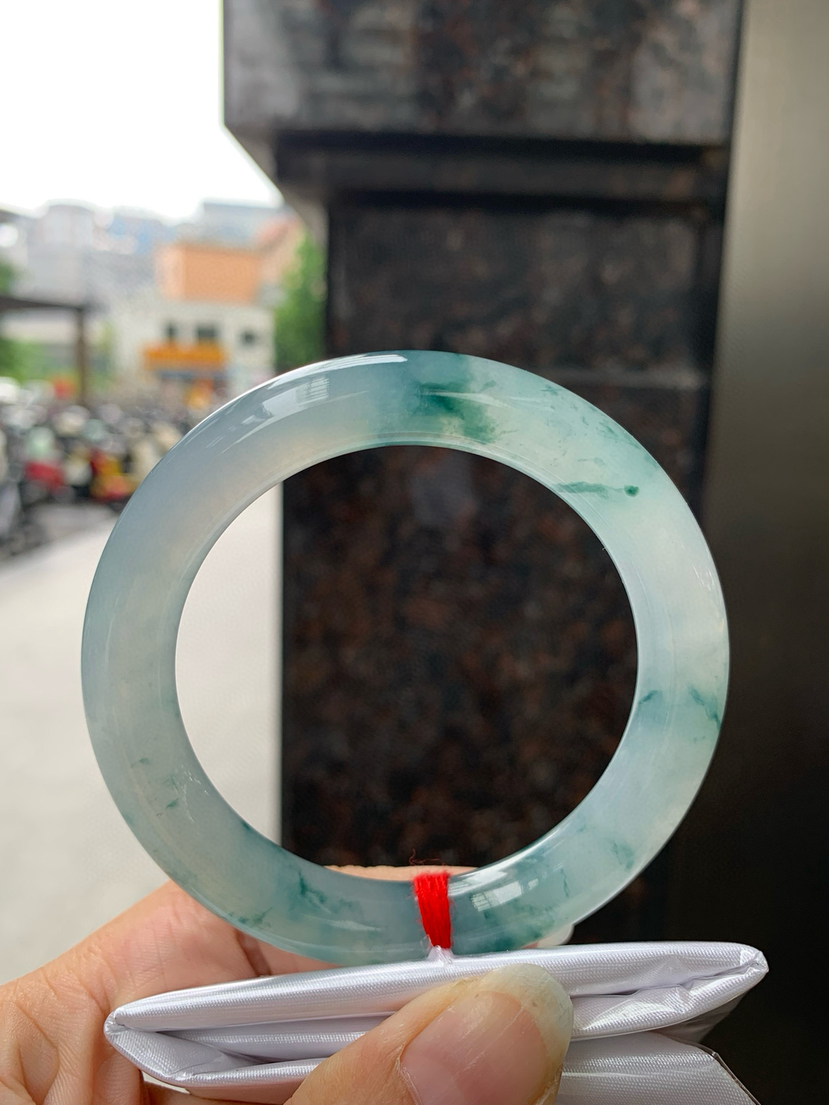 冰飘花圆条
54.1-10.3-10.6
底妆冰润白净，胶润的底妆中开出了朵朵兰花，半山半水的意境，勾勒出一幅唯美诗意的山水意境画