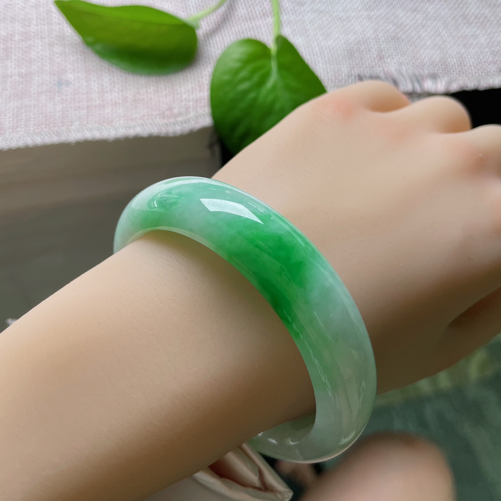 57.8/14.8/8.5飘绿正圈，水润，宽版，婉间 一抹灵韵翠绿，贵气，皮纹