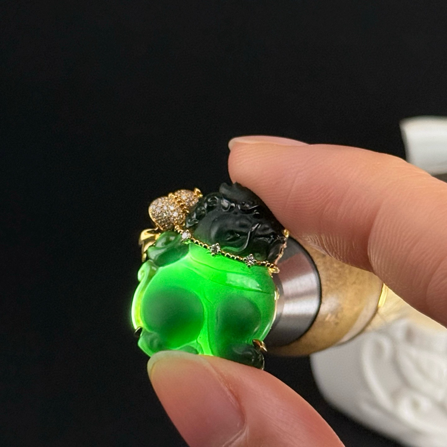 精品18k墨翠小狮子 事事如意 种好色正 黑度极好 打灯通透 油性十足  尺寸24.1