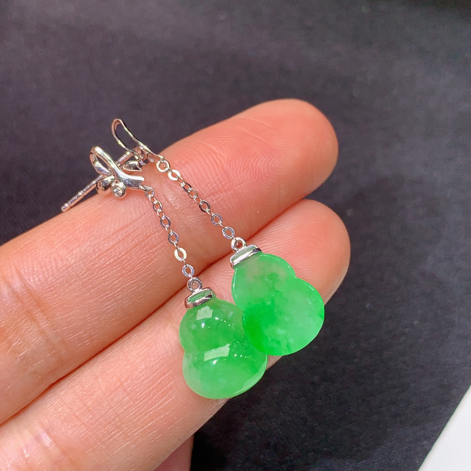 冰阳绿葫芦耳坠，18k金镶嵌，简约时尚，冰润色阳，种水足，Ax 尺寸10.9*9.1*3.3