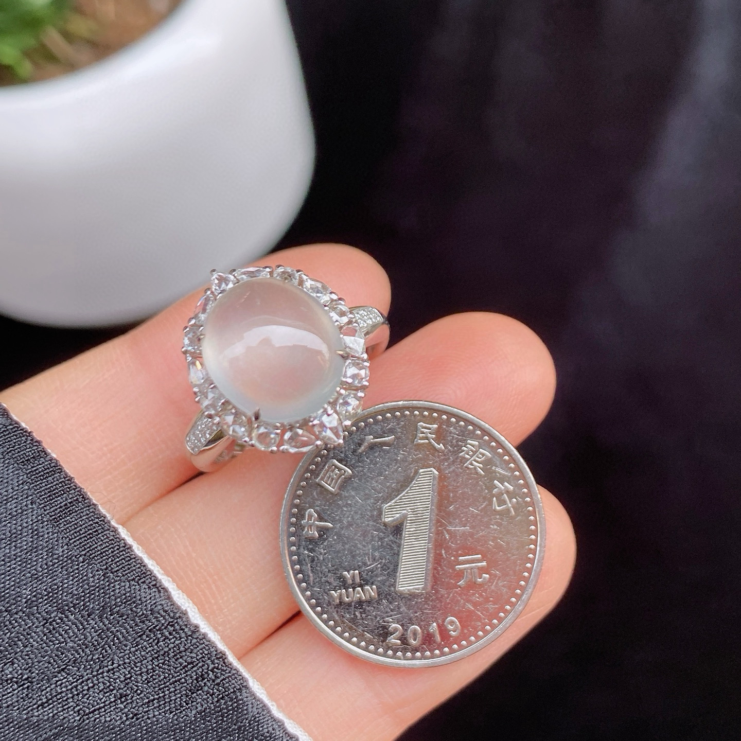 冰种蛋面戒指 
通透如冰，光泽细腻
18k金镶嵌，上手优雅
实物更美～