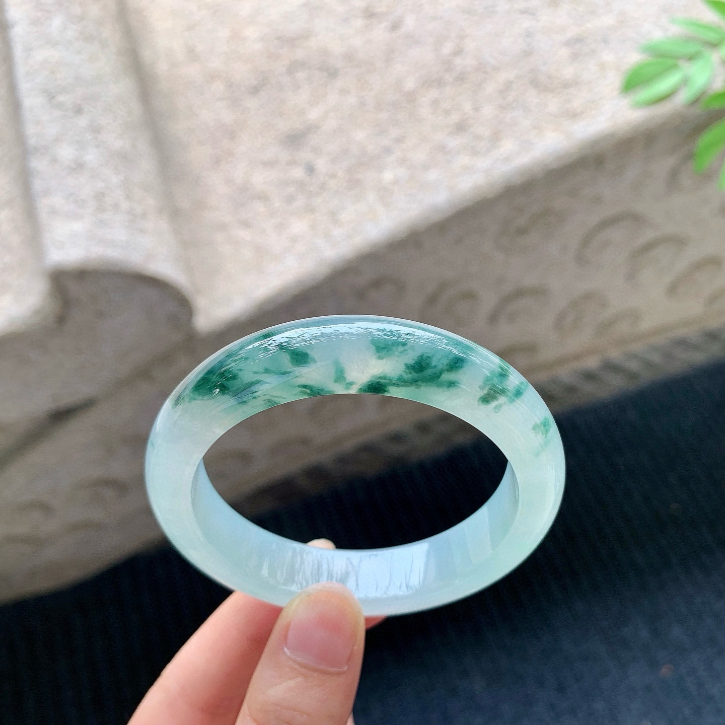 正圈52 53
【圈口】53.6/12.6/8.2
【描述】冰飘花，水润，种老，细腻，无纹裂！