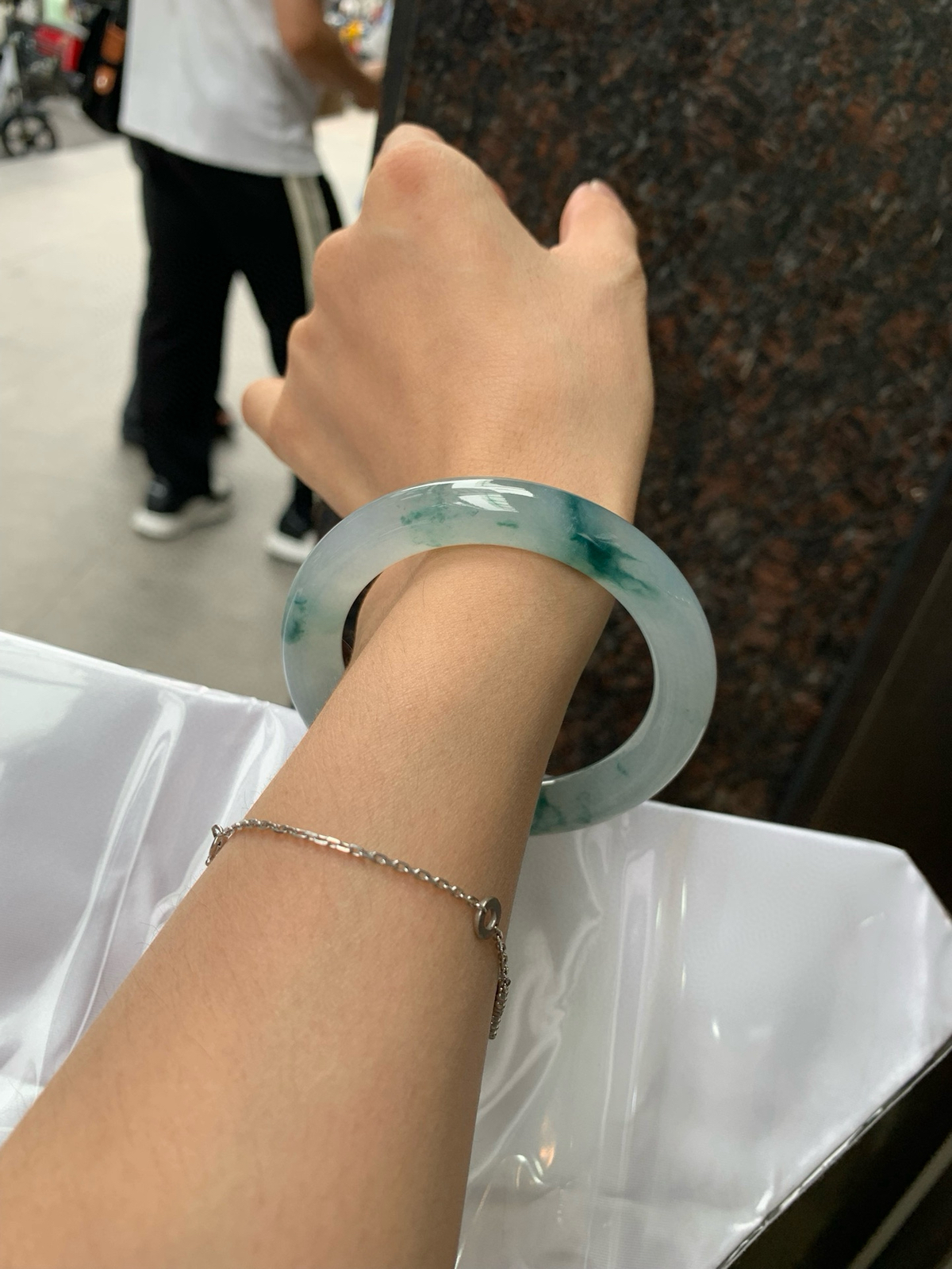 冰飘花圆条
54.1-10.3-10.6
底妆冰润白净，胶润的底妆中开出了朵朵兰花，半山半水的意境，勾勒出一幅唯美诗意的山水意境画