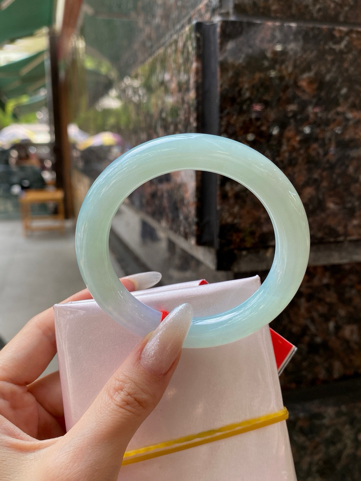 【果绿圆条手镯】
尺寸：55.2-10.8-10.8
自然光无滤镜，原图直出