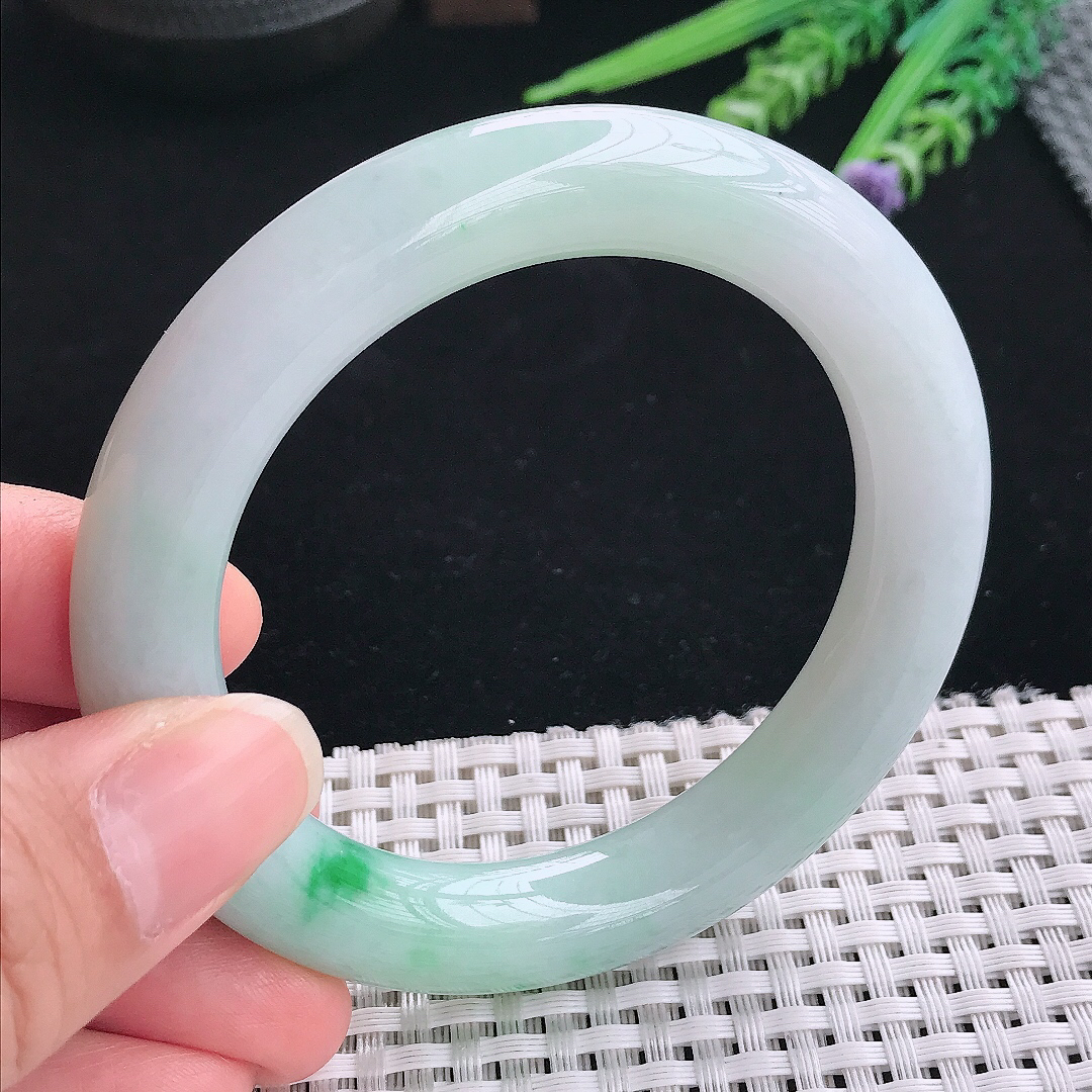 实拍A货翡翠56/11老坑精美温润飘绿胖圆条手镯翡翠玉镯手环