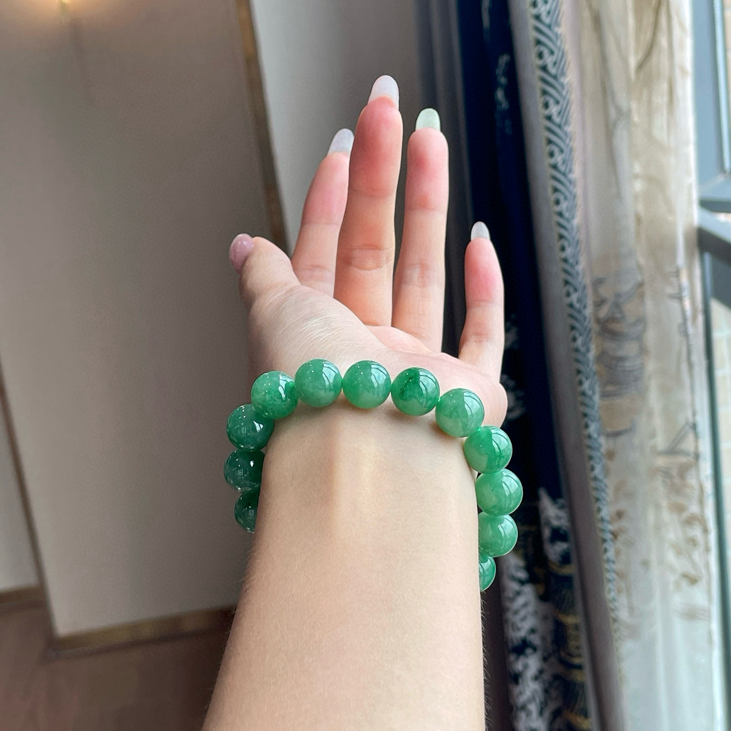 满绿手串 
尺寸：11.9/17颗