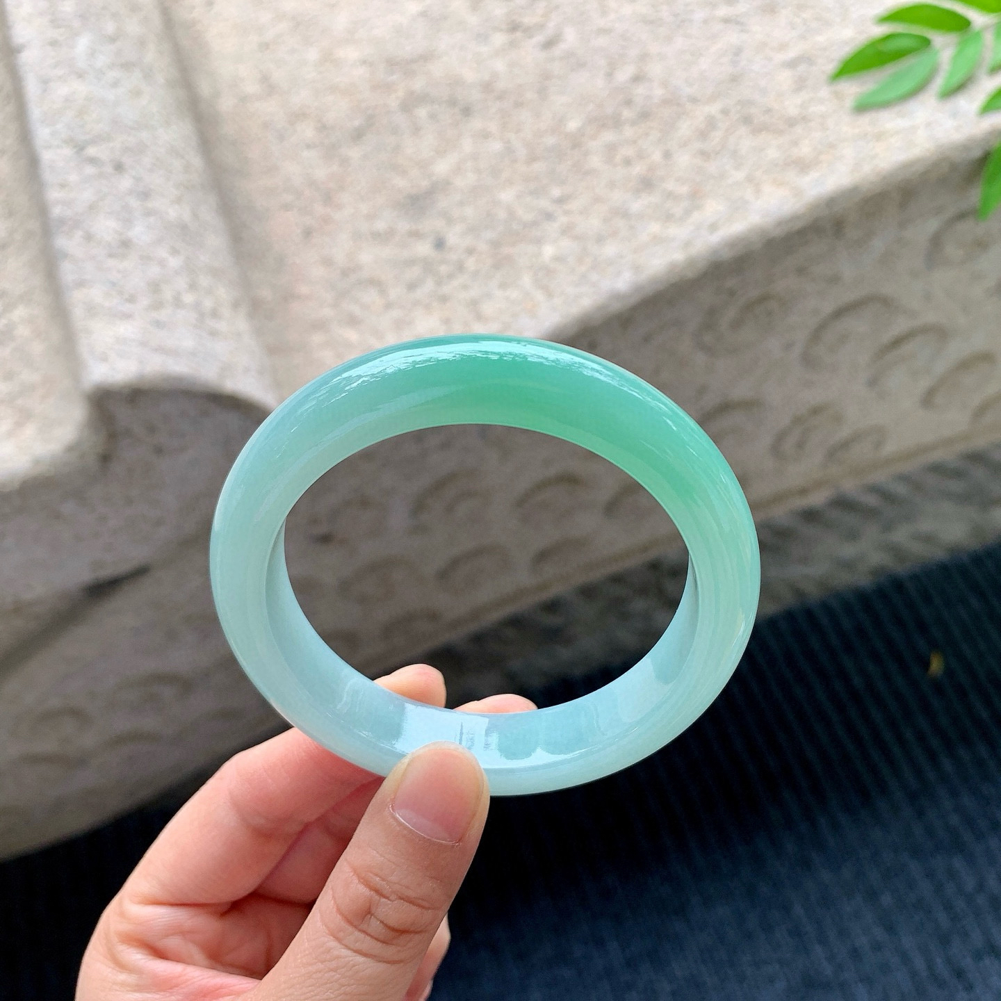 正圈56 57
【圈口】57.5/12.8/8.5
【描述】飘绿，水润，种老，细腻，无裂纹！