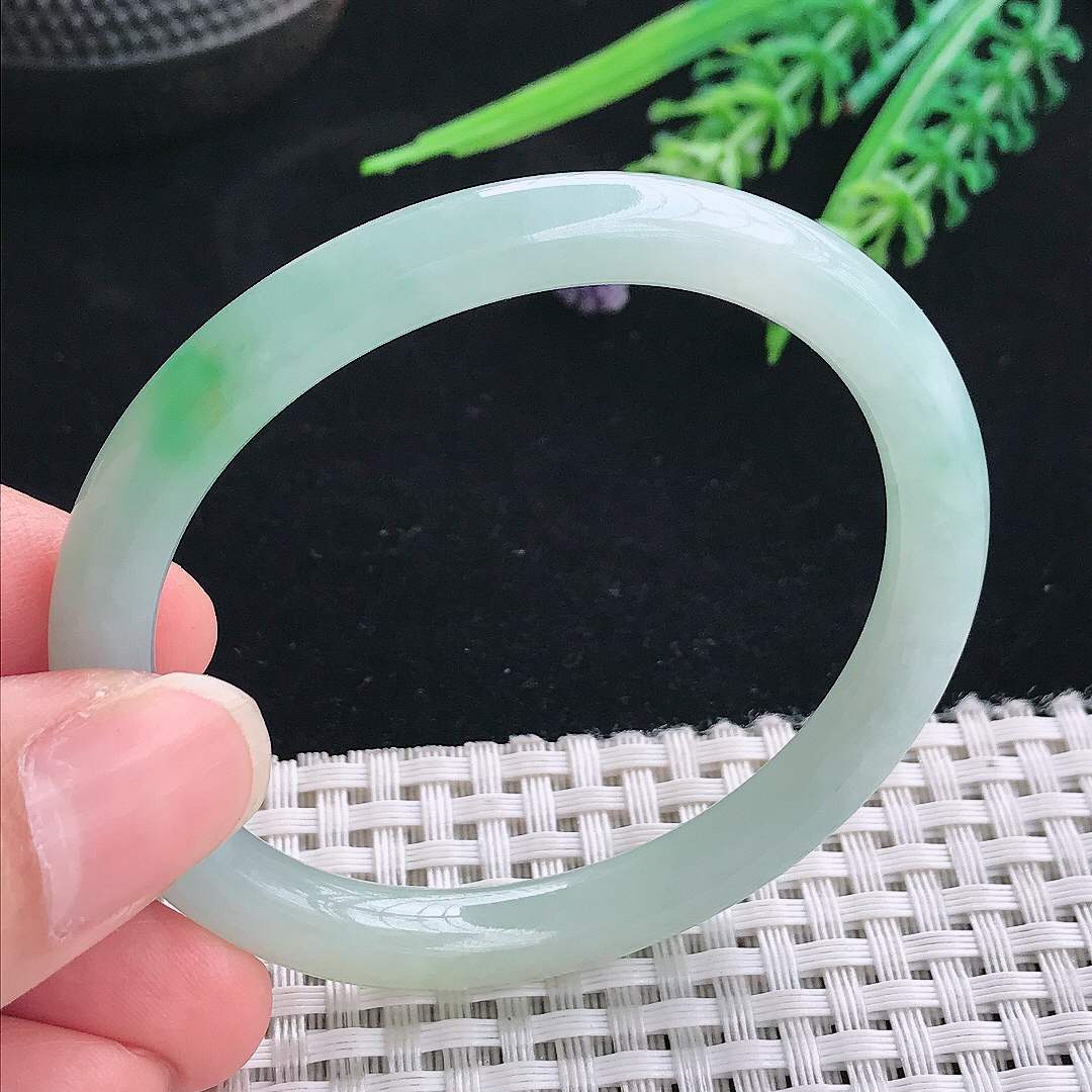 实拍A货翡翠52.5/48.5/7.4/7.2老坑冰胶水灵飘绿贵妃手镯叮当镯