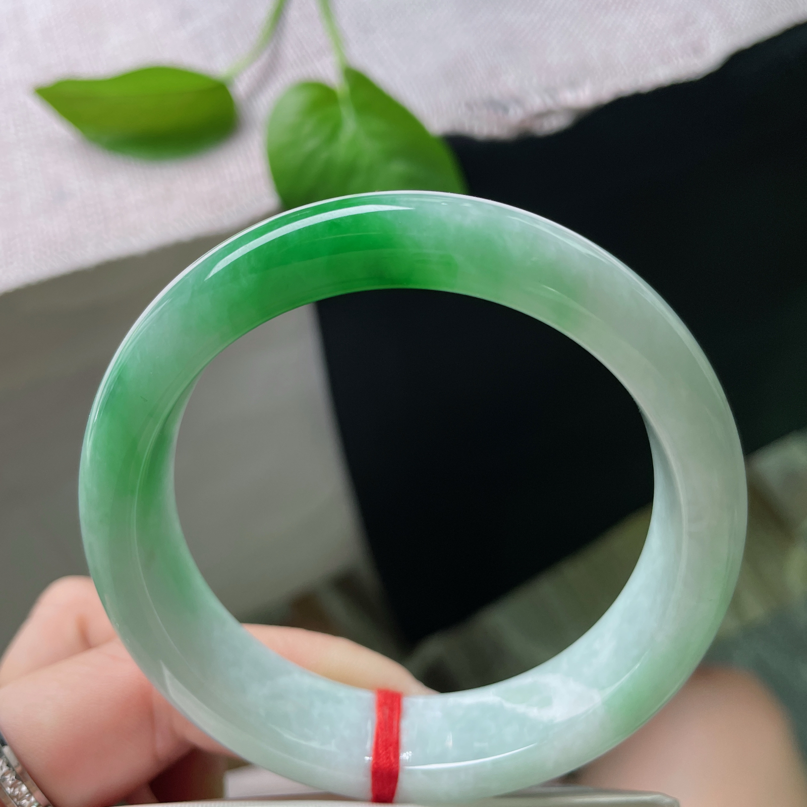 57.8/14.8/8.5飘绿正圈，水润，宽版，婉间 一抹灵韵翠绿，贵气，皮纹