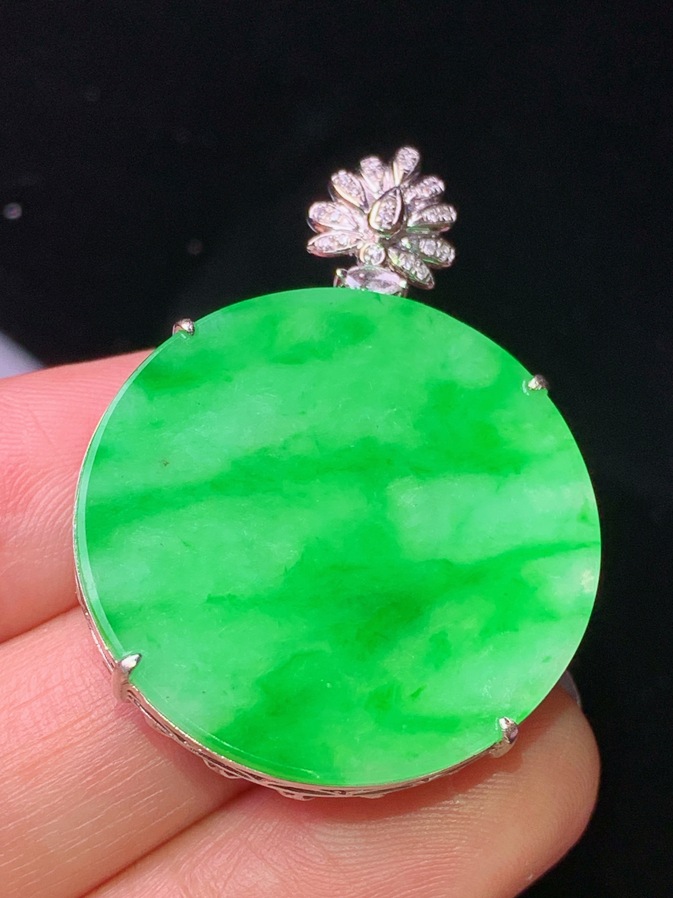 18k金钻镶嵌翠绿圆牌吊坠 玉质细腻 色泽艳丽清新 水润亮眼 整体尺寸38.2*27.8*7.5j2
