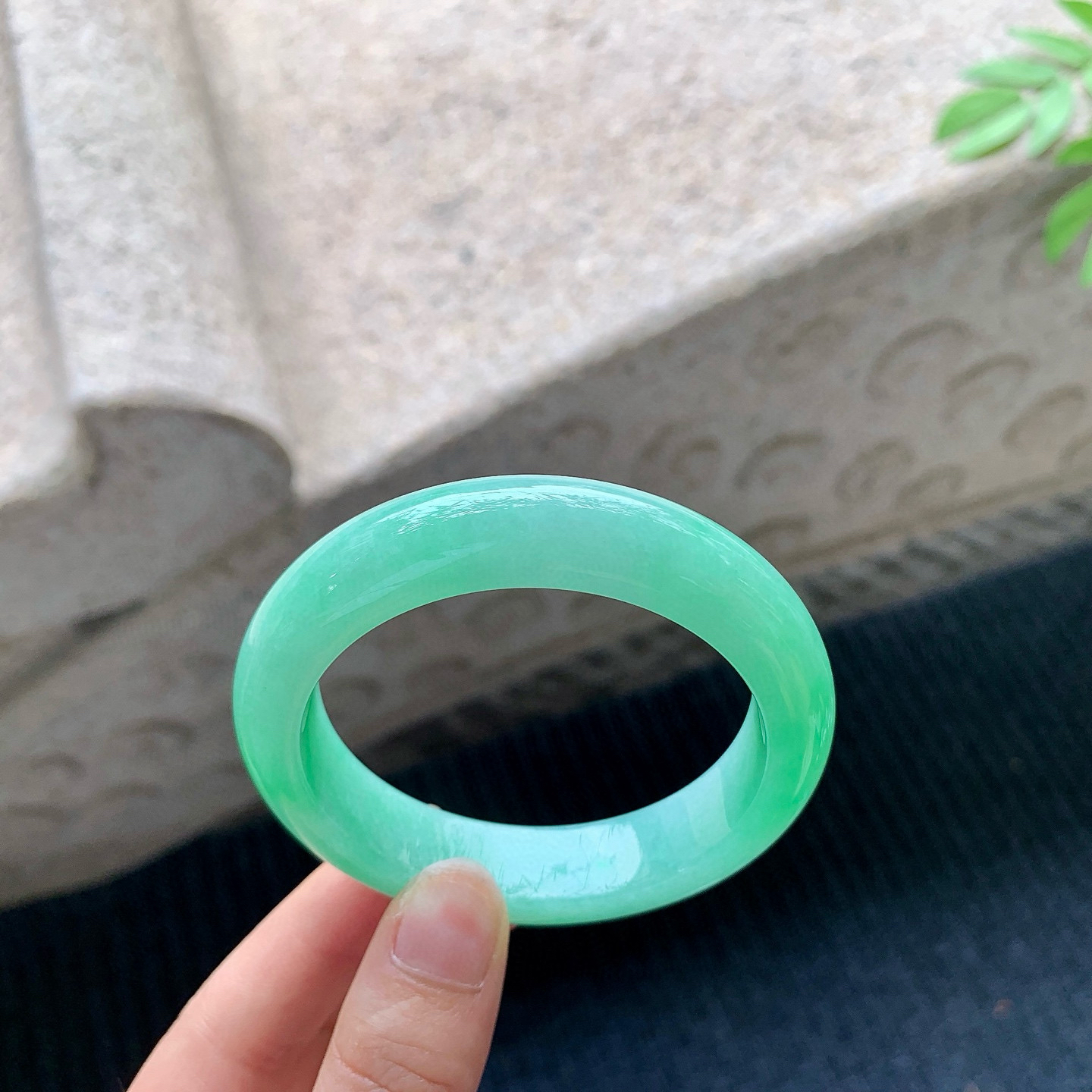 正圈52 53
【圈口】53.4/13/8.8
【描述】阳绿，满绿，水润，种老，细腻，无纹裂！