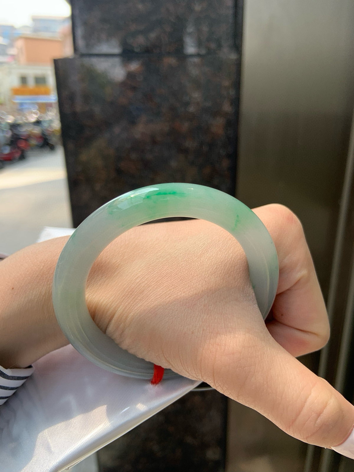 飘绿圆条
52.8-9.1-9.4
有棉纹线，底妆细腻，飘绿花清爽秀气