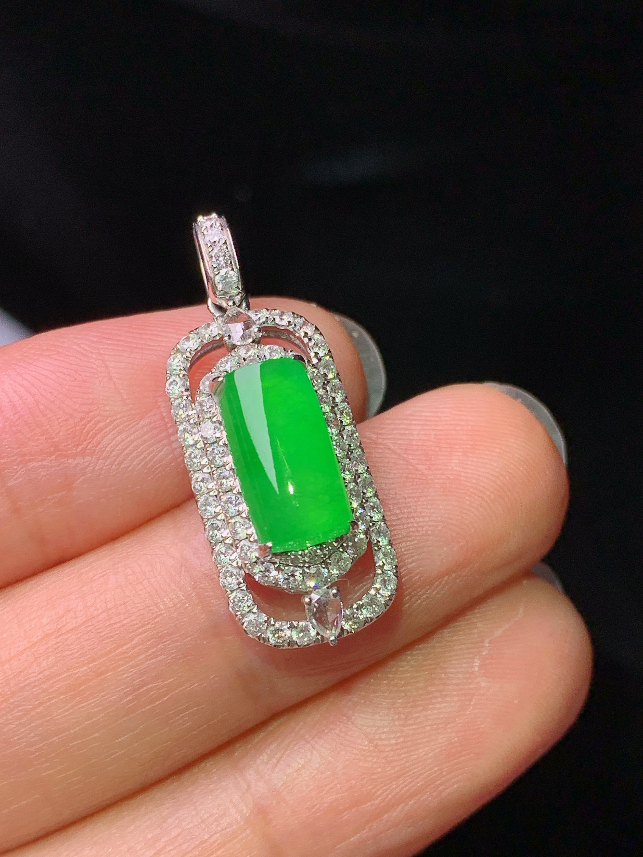 18k金镶嵌满绿玉柱吊坠 玉质细腻 色泽艳丽清新 水润亮眼 整体尺寸27.8*10.3*7.5t3