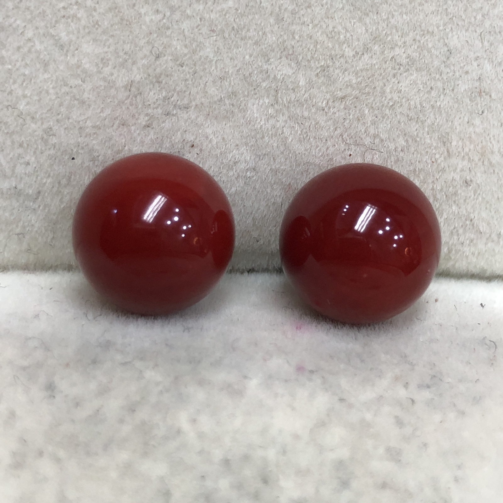 【天然日本阿卡牛血红珊瑚10mm大圆珠对珠】天然无添加无优化，阿卡牛血红颜色，光泽柔润透亮，直径约为10*10*10mm，重量2.91克，珊瑚本为佛教珍宝，来自深海千年生长，属于有机宝石，气场强大，稀少珍贵！收藏精品！传承宝贝！未打通孔，背面有阿卡标志性白芯眼，️自行设计耳饰，手镯，多宝等