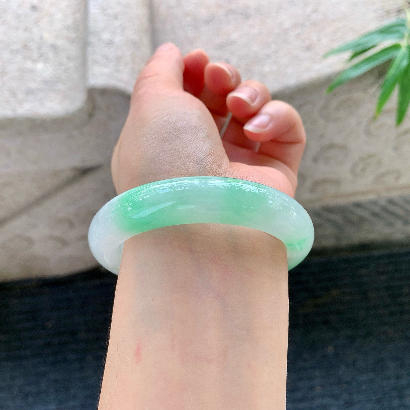 正圈53 54
【圈口】54/12.5/8.7
【描述】细糯飘绿，水润，种老，细腻，无纹裂！