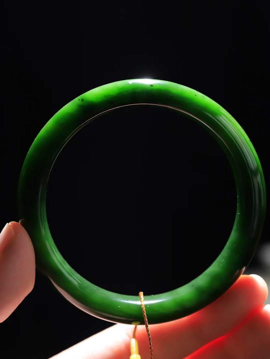 【碧波流转·手镯】

精品️和田玉碧玉微猫眼手镯，玉质细腻温润，手感舒适，️线条流畅，简约大气，美自天成，佩戴于腕间，婉约之美，举手投足间透出那份低调奢华，醉人心扉。
重58.8克 内径圈口61mm  尺寸12.2-8.8mm  FDT-11302333