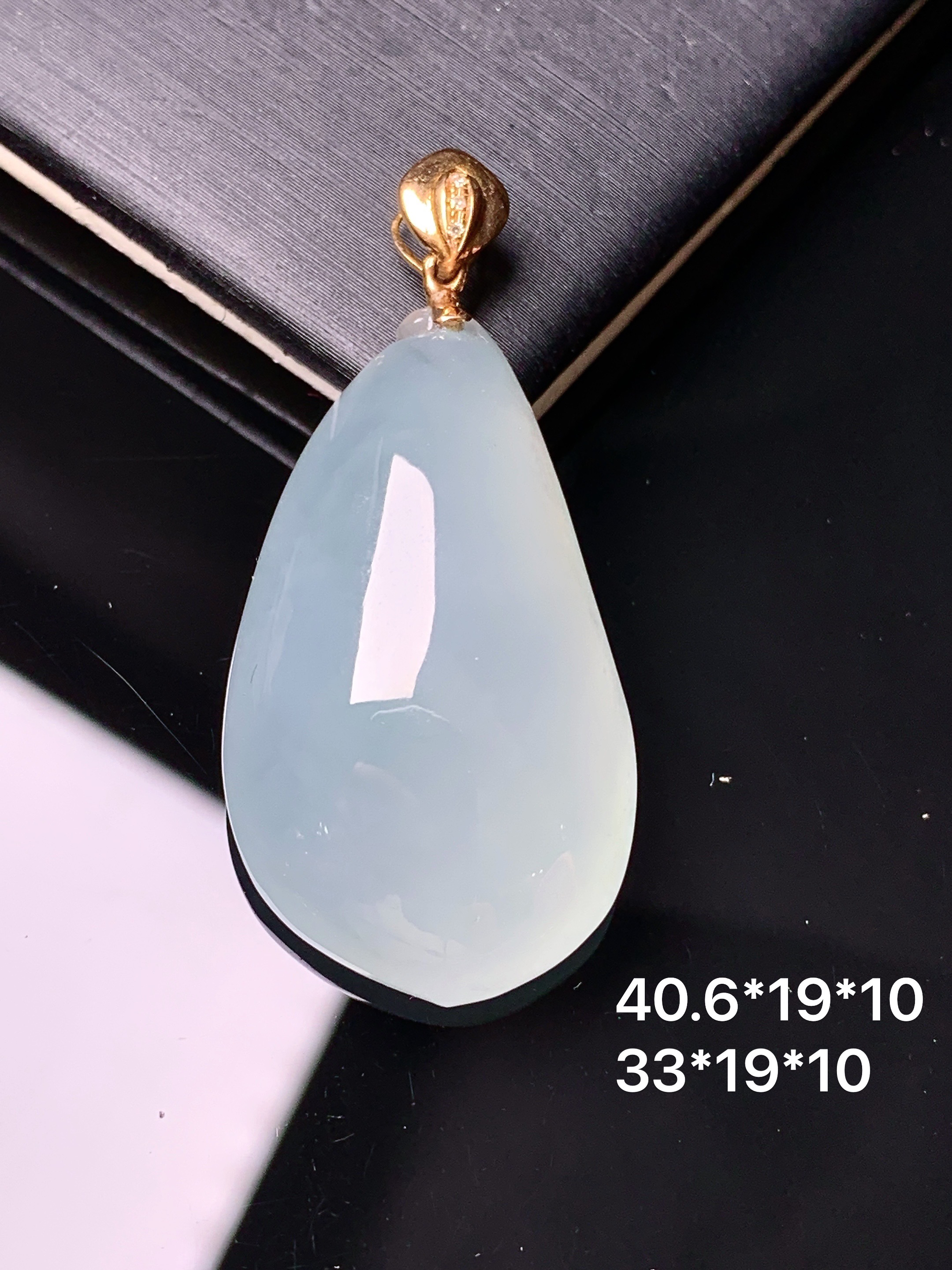 18k金镶嵌冰种福瓜吊坠 玉质细腻 色泽艳丽清新 水润亮眼 整体尺寸40.6*19*10j2