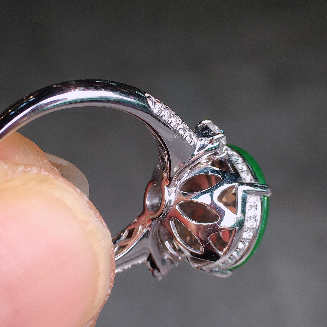 阳绿蛋面戒指，色泽均匀艳丽，玉质细腻，荧光感超
强，饱满圆润，尽显优雅气质，18k
金豪华镶嵌