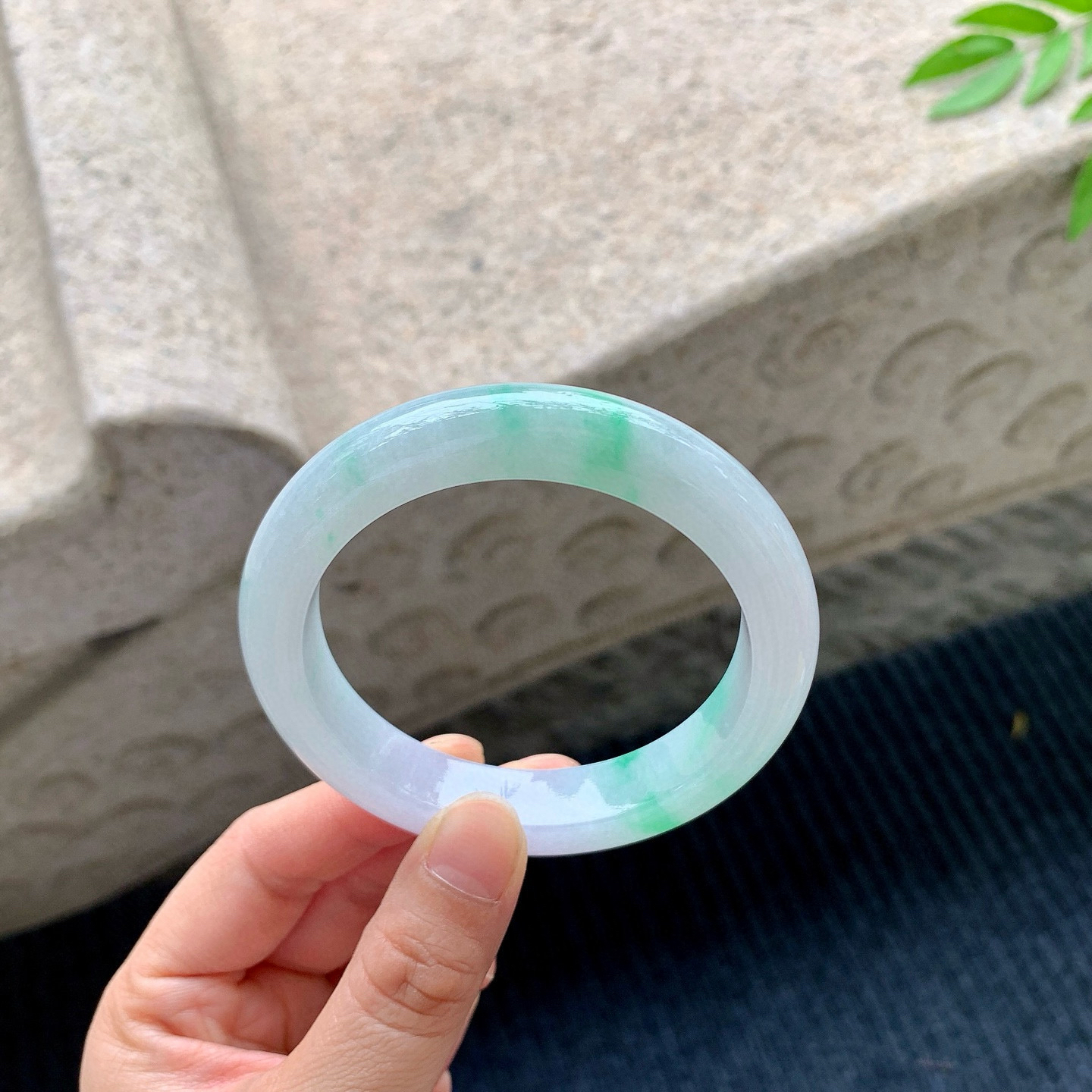 正圈55 56
【圈口】56.2/12/9
【描述】淡春彩，水润，种老，细腻，无纹裂！